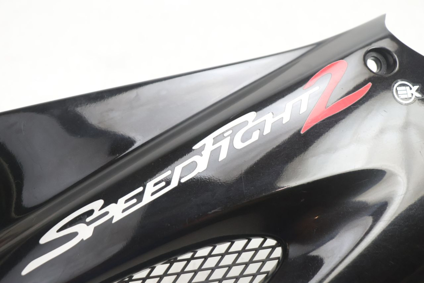 photo de CACHE SOUS SELLE GAUCHE PEUGEOT SPEEDFIGHT 2 AC 50 (2000 - 2009) - Détail de la pièce