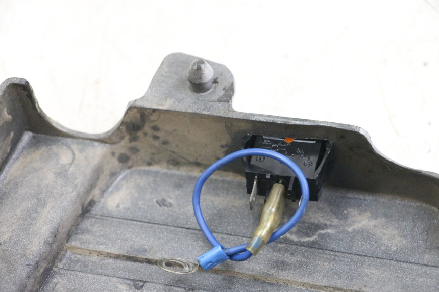 photo de CACHE SOUS SELLE GAUCHE SUZUKI GSX E 250 (1982 - 1983)