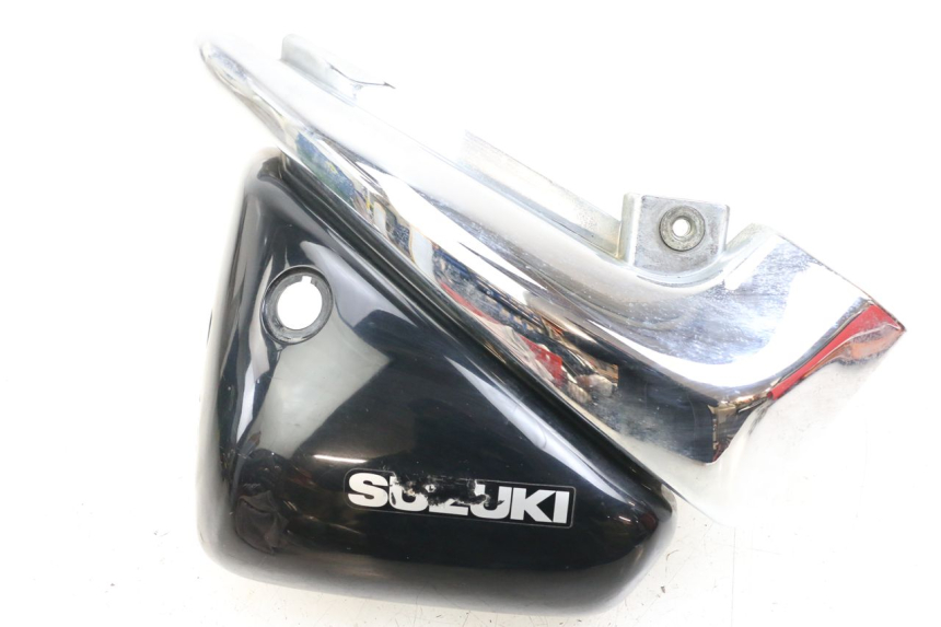 photo de CACHE SOUS SELLE GAUCHE SUZUKI VL INTRUDER 125 (2004 - 2007)