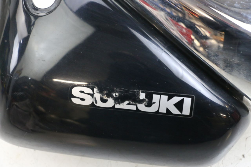 photo de CACHE SOUS SELLE GAUCHE SUZUKI VL INTRUDER 125 (2004 - 2007)
