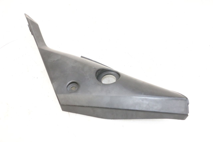 photo de CACHE SOUS SELLE GAUCHE YAMAHA TZR 50 (2008 - 2016) - Gros plan technique
