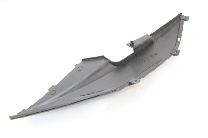 photo de CACHE SOUS SELLE GAUCHE KYMCO X-CITING XCITING 400 (2014 - 2018) - Détail de la pièce