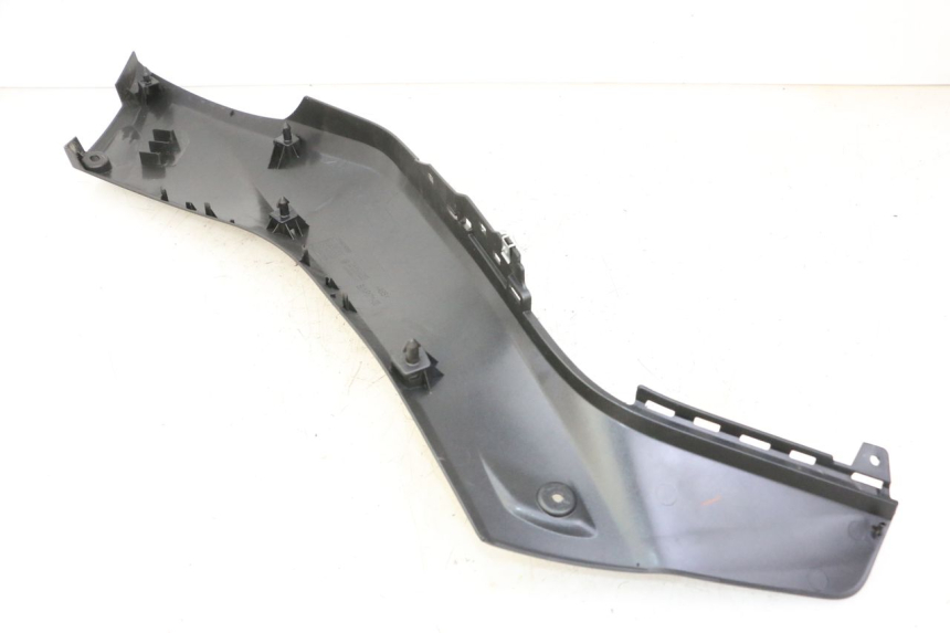 photo de CACHE SOUS SELLE GAUCHE YAMAHA XMAX X-MAX 125 (2021 - 2025) - Détail de la pièce