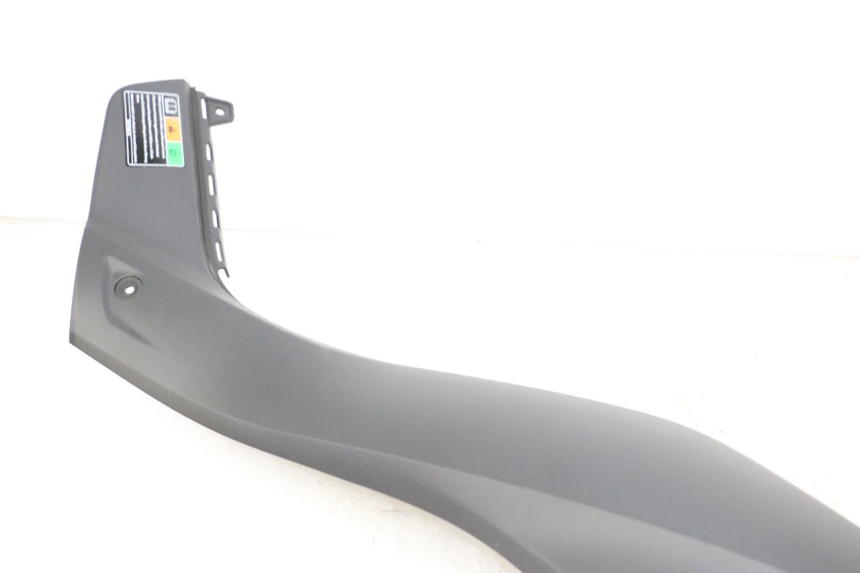 photo de CACHE SOUS SELLE GAUCHE YAMAHA XMAX X-MAX 125 (2021 - 2025) - Détails caractéristiques