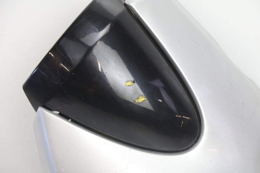 photo de CACHE SOUS SELLE GAUCHE YAMAHA XJR 1300 (1998 - 2002) - Détail de la pièce