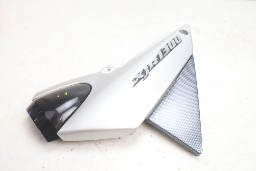 photo de CACHE SOUS SELLE GAUCHE YAMAHA XJR 1300 (1998 - 2002) - Autre angle de vue