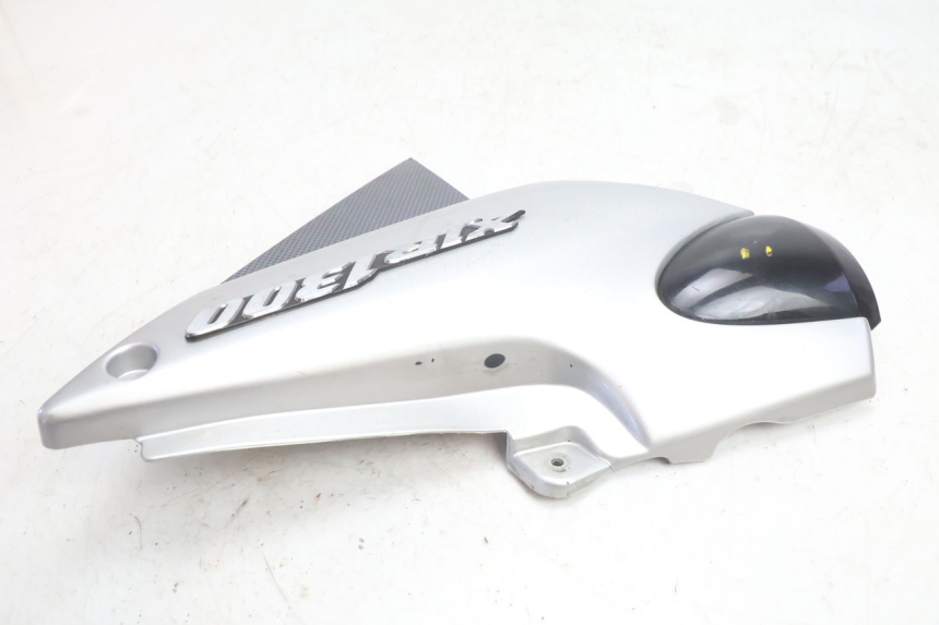 photo de CACHE SOUS SELLE GAUCHE YAMAHA XJR 1300 (1998 - 2002) - Gros plan technique