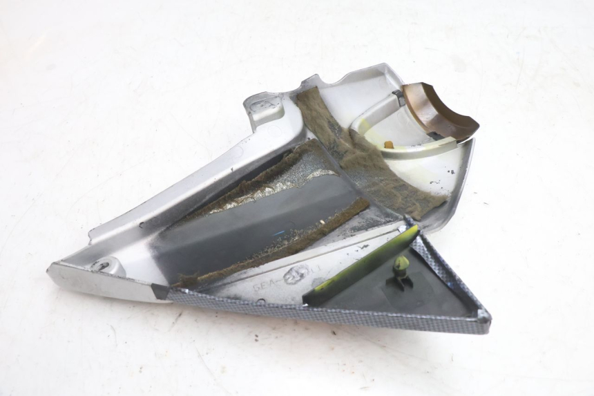 photo de CACHE SOUS SELLE GAUCHE YAMAHA XJR 1300 (1998 - 2002) - Vue d’ensemble