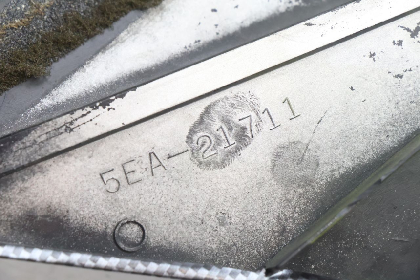 photo de CACHE SOUS SELLE GAUCHE YAMAHA XJR 1300 (1998 - 2002) - État de surface