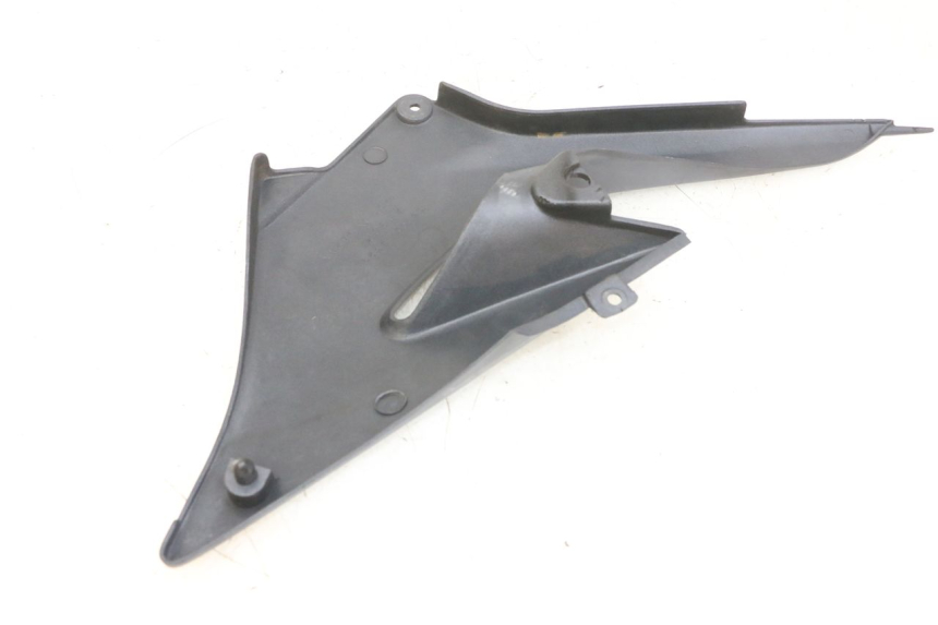 photo de CACHE SOUS SELLE GAUCHE KAWASAKI ZR 7 750 (1999 - 2001) - Gros plan technique