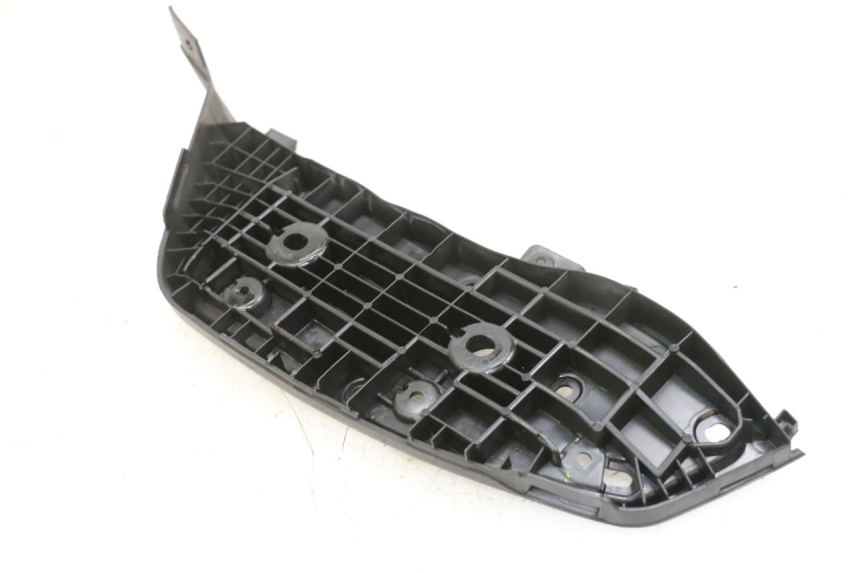 photo de CALE PIED ARRIERE DROIT SUZUKI BURGMAN 650 (2013 - 2020)