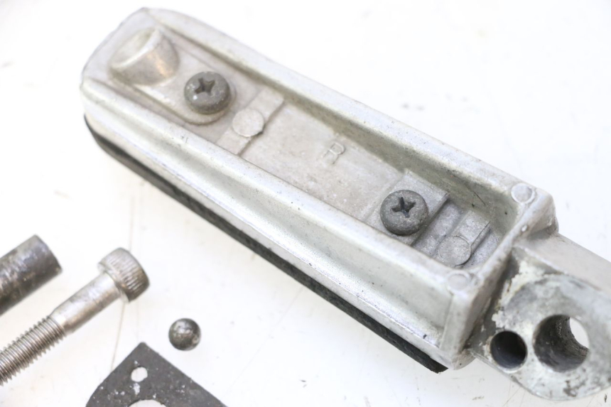photo de CALE PIED ARRIERE DROIT YAMAHA FJR 1300 (2001 - 2005) - Zoom état d’usage