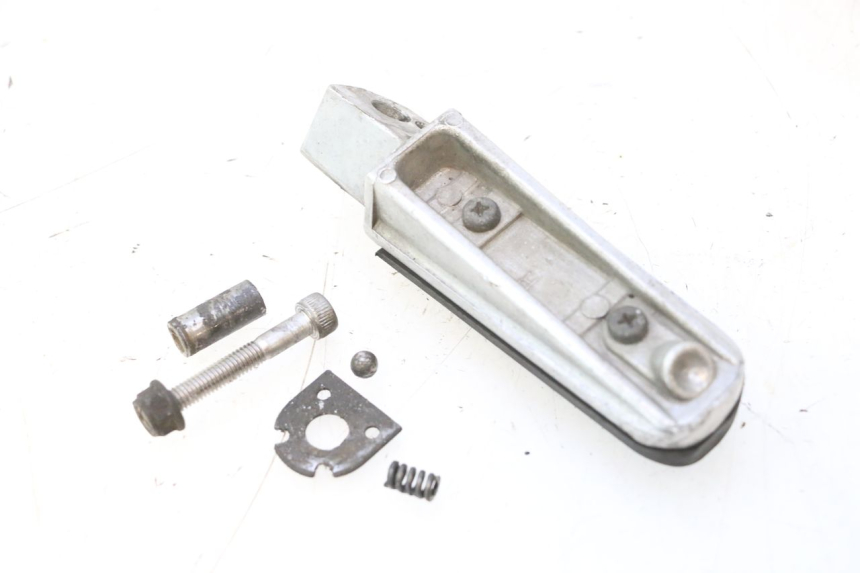 photo de CALE PIED ARRIERE DROIT YAMAHA FJR 1300 (2001 - 2005) - Gros plan technique