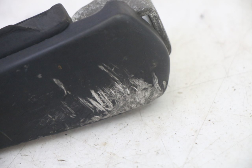 photo de CALE PIED ARRIERE DROIT PIAGGIO FLY 4T 50 (2013 - 2017) - Zoom état d’usage