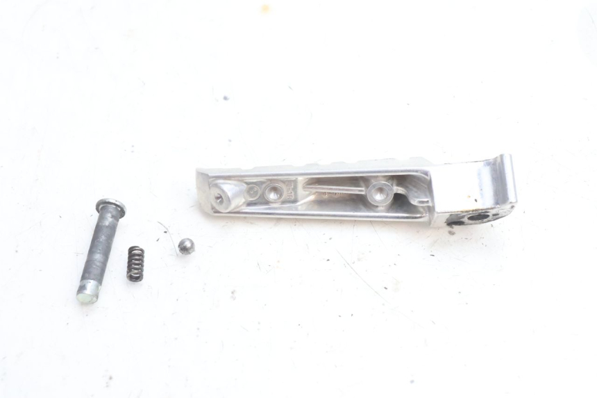 photo de CALE PIED ARRIERE DROIT YAMAHA FZ8 800 (2010 - 2016) - Autre angle de vue