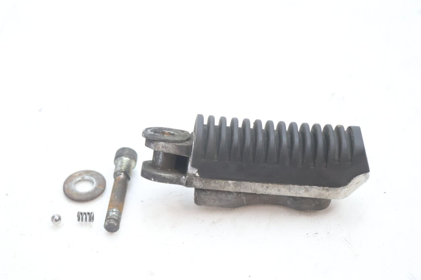 photo de CALE PIED ARRIERE DROIT SUZUKI GSF N BANDIT 1200 (2001 - 2005) - Vue principale
