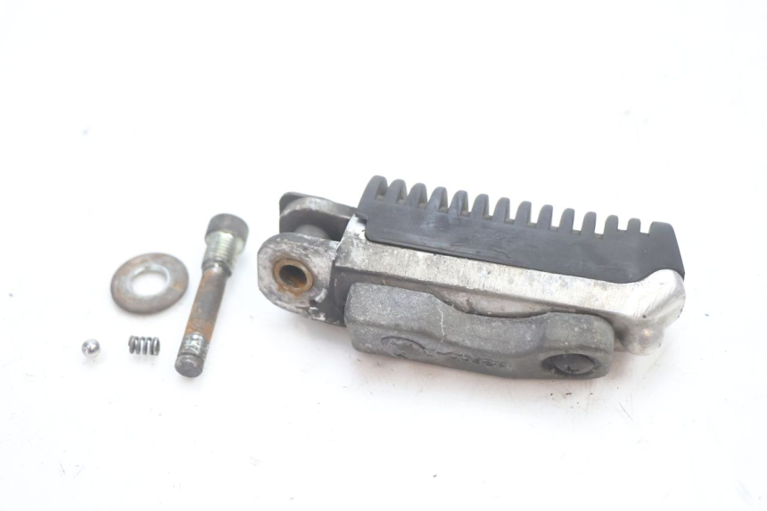 photo de CALE PIED ARRIERE DROIT SUZUKI GSF N BANDIT 1200 (2001 - 2005) - Autre angle de vue