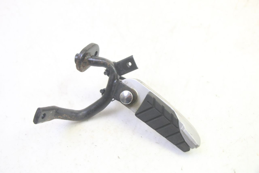 photo de CALE PIED ARRIERE DROIT SYM GTS EVO 125 (2009 - 2013) - Vue principale