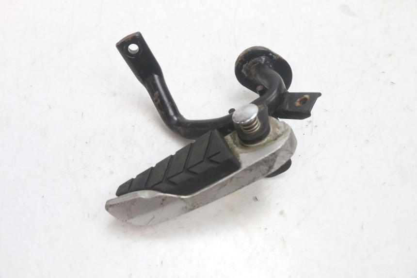 photo de CALE PIED ARRIERE DROIT SYM GTS EVO 125 (2009 - 2013) - Autre angle de vue