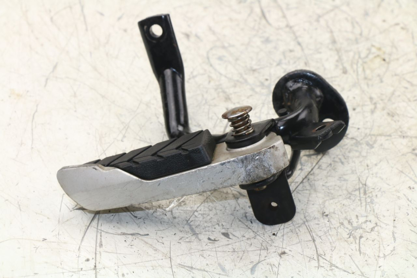 photo de CALE PIED ARRIERE DROIT SYM GTS 125 (2005 - 2008)