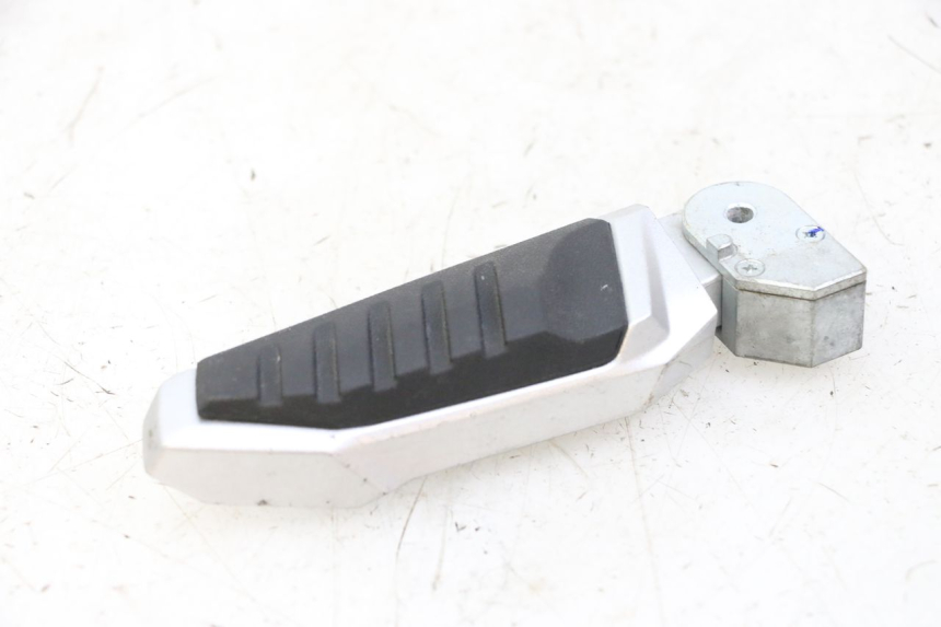 photo de CALE PIED ARRIERE DROIT SYM JOYMAX 125 (2010 - 2017)