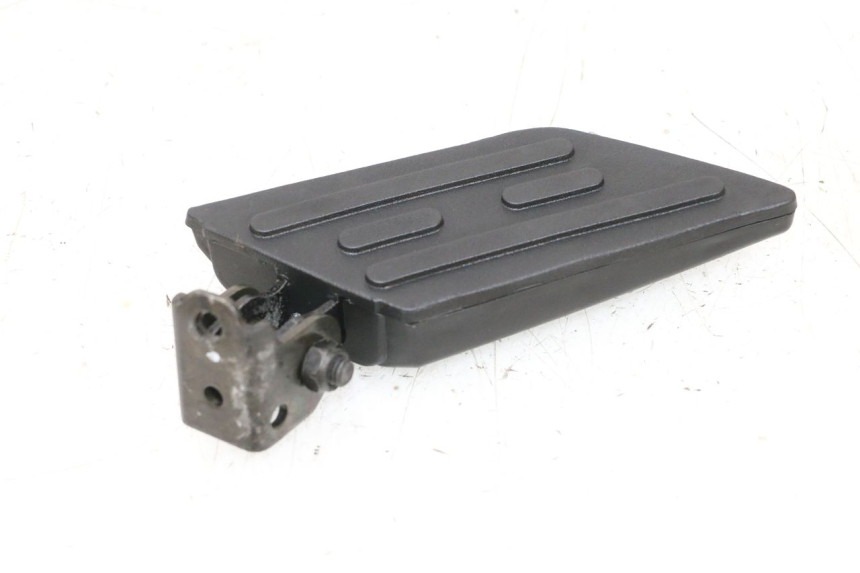 photo de CALE PIED ARRIERE DROIT PEUGEOT KISBEE 2T 50 (2010 - 2017) - État de surface