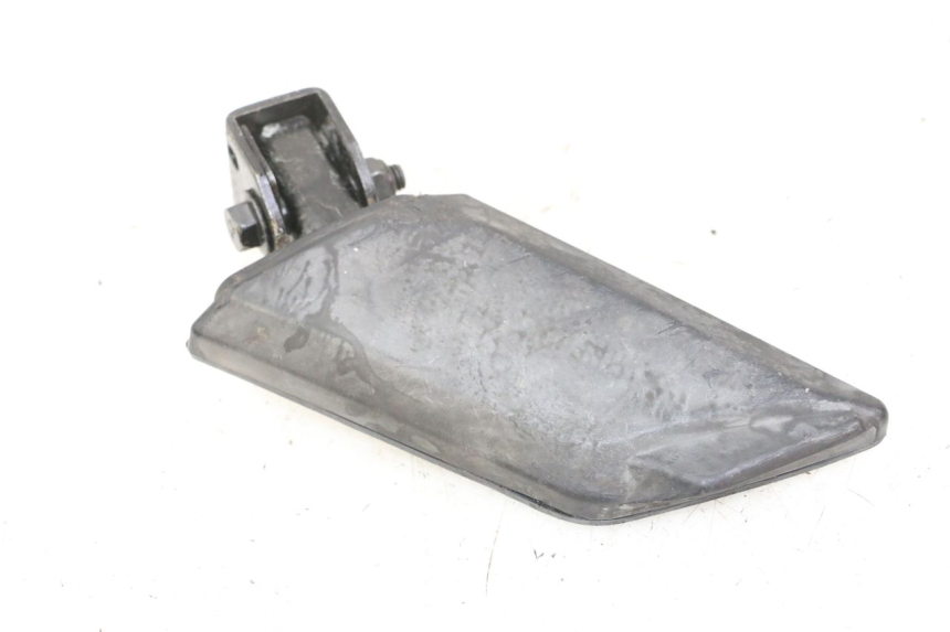 photo de CALE PIED ARRIERE DROIT PEUGEOT KISBEE 4T 50 (2010 - 2017) - Gros plan technique