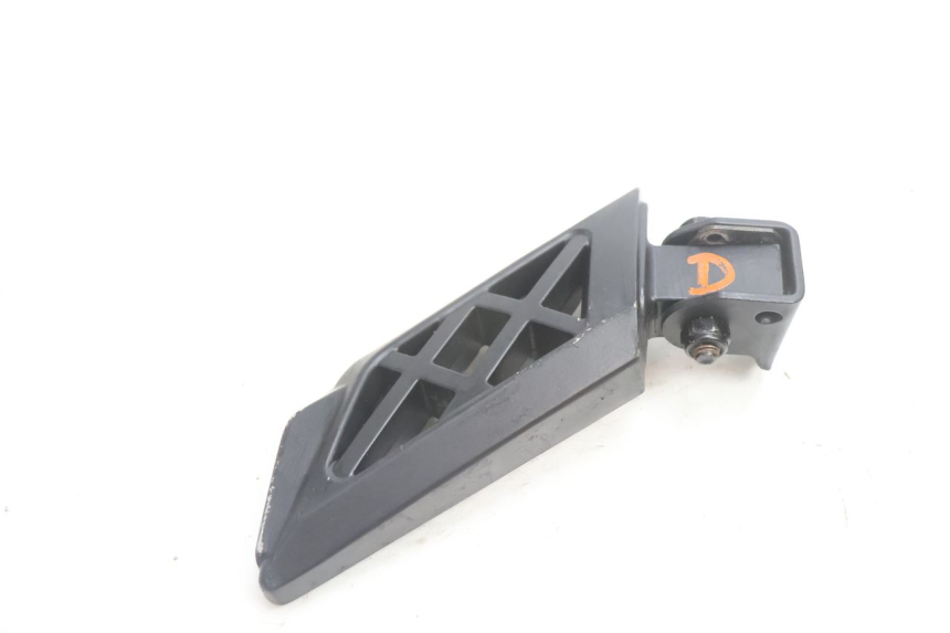 photo de CALE PIED ARRIERE DROIT PEUGEOT KISBEE 4T 50 (2018 - 2022) - Points de fixation