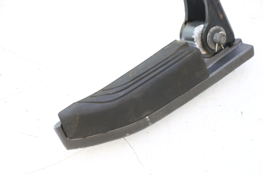 photo de CALE PIED ARRIERE DROIT PIAGGIO MP3 500 (2016 - 2018) - Gros plan technique