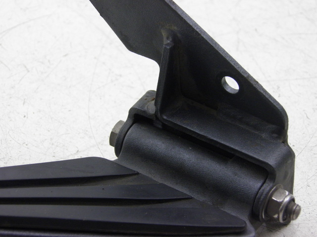 photo de CALE PIED ARRIERE DROIT PEUGEOT GEOPOLIS 250 (2006 - 2008) - Zoom état d’usage