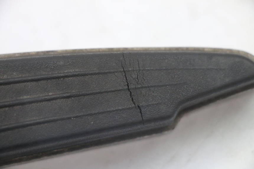 photo de CALE PIED ARRIERE DROIT PEUGEOT SATELIS 125 (2010 - 2012)