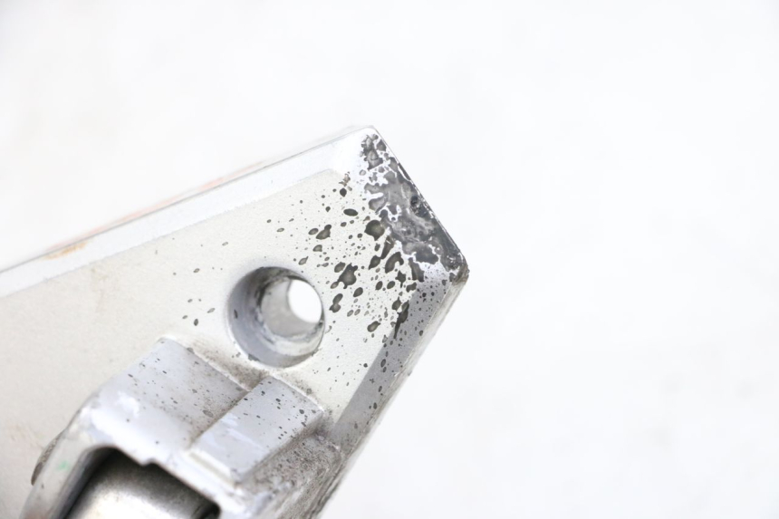 photo de CALE PIED ARRIERE DROIT PEUGEOT SPEEDFIGHT 4 4T EFI 50 (2021 - 2025) - Zoom état d’usage