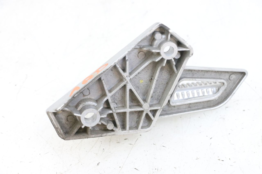 photo de CALE PIED ARRIERE DROIT PEUGEOT SPEEDFIGHT 4 4T EFI 50 (2021 - 2025) - Gros plan technique