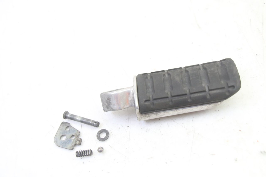 photo de CALE PIED ARRIERE DROIT HONDA ST PAN EUROPEAN 1300 (2002 - 2013)