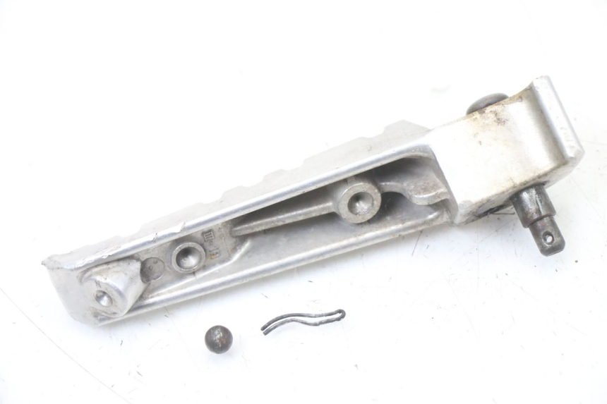 photo de CALE PIED ARRIERE DROIT YAMAHA X-MAX XMAX ABS 250 (2010 - 2012) - Autre angle de vue