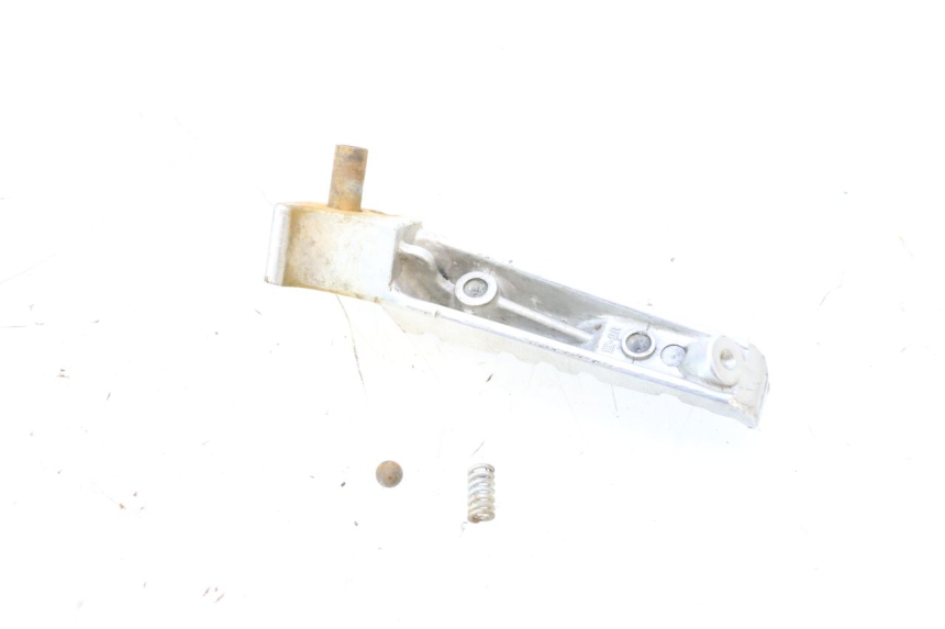 photo de CALE PIED ARRIERE DROIT YAMAHA X-MAX XMAX 125 (2010 - 2013) - Détail de la pièce