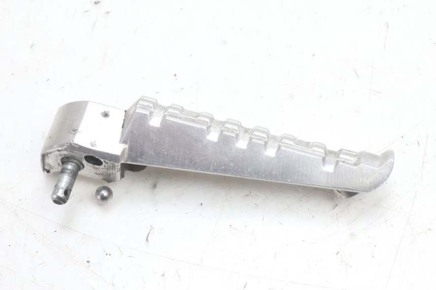photo de CALE PIED ARRIERE DROIT YAMAHA X-MAX XMAX 125 (2010 - 2013) - Détail de la pièce