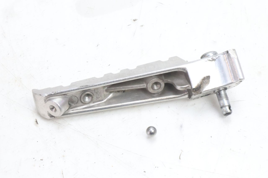 photo de CALE PIED ARRIERE DROIT YAMAHA X-MAX XMAX 125 (2010 - 2013) - Zoom état d’usage