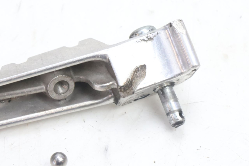 photo de CALE PIED ARRIERE DROIT YAMAHA X-MAX XMAX 125 (2010 - 2013) - Autre angle de vue
