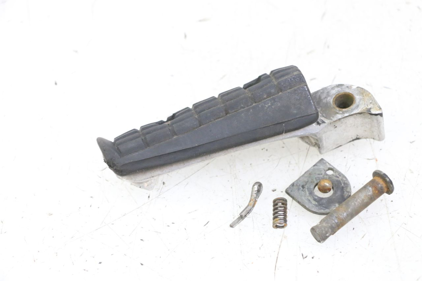 photo de CALE PIED ARRIERE DROIT YAMAHA XJN DIVERSION 600 (2000 - 2003)