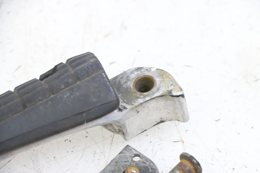 photo de CALE PIED ARRIERE DROIT YAMAHA XJN DIVERSION 600 (2000 - 2003)