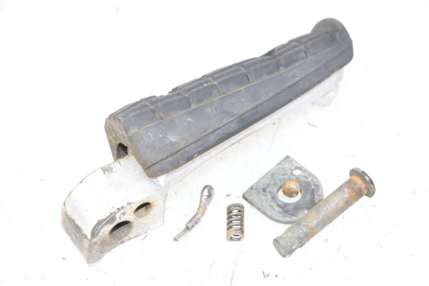 photo de CALE PIED ARRIERE DROIT YAMAHA XJN DIVERSION 600 (2000 - 2003)
