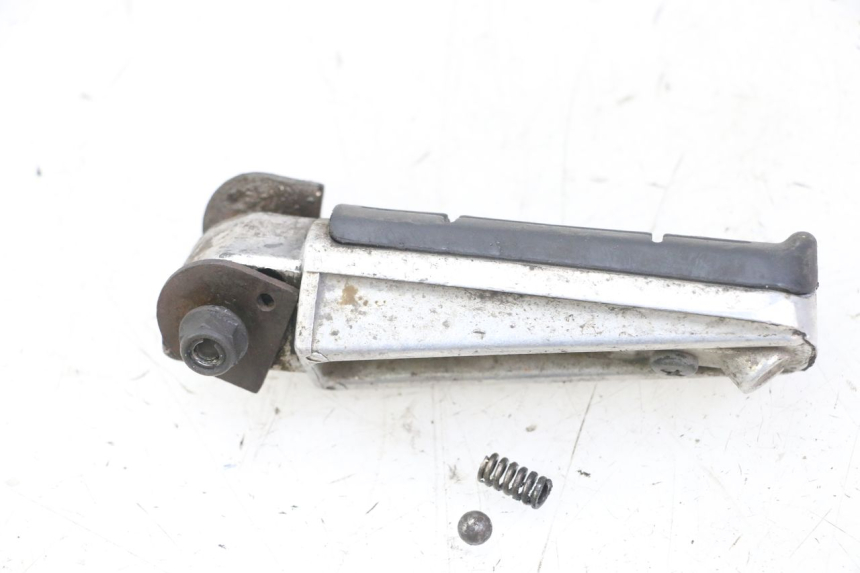 photo de CALE PIED ARRIERE DROIT YAMAHA FZS FAZER 600 (2001 - 2003)