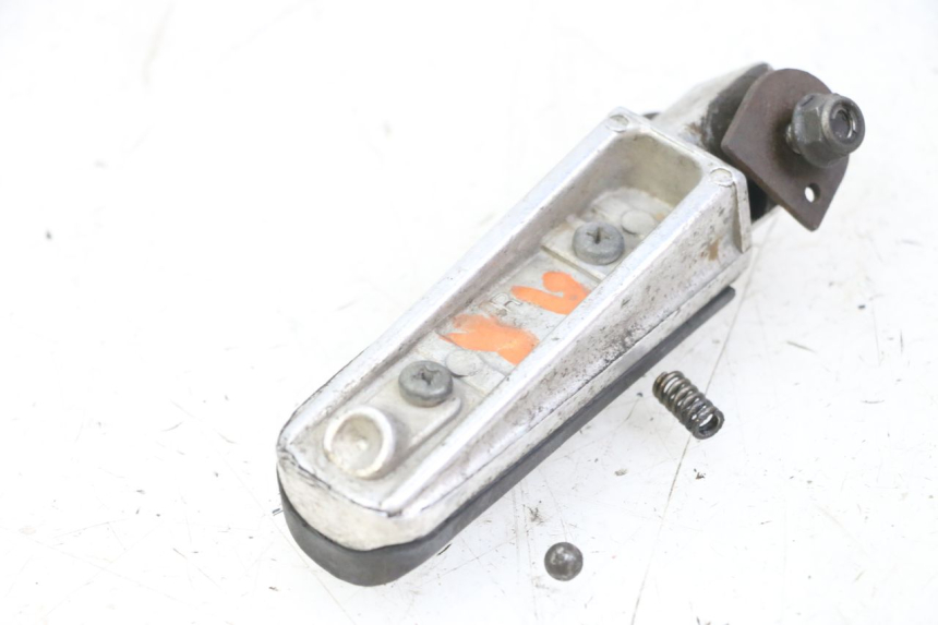 photo de CALE PIED ARRIERE DROIT YAMAHA FZS FAZER 600 (2001 - 2003)