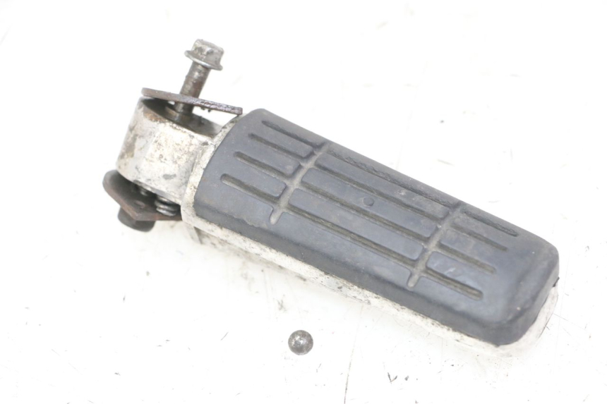 photo de CALE PIED ARRIERE DROIT YAMAHA FZS FAZER 600 (2001 - 2003)