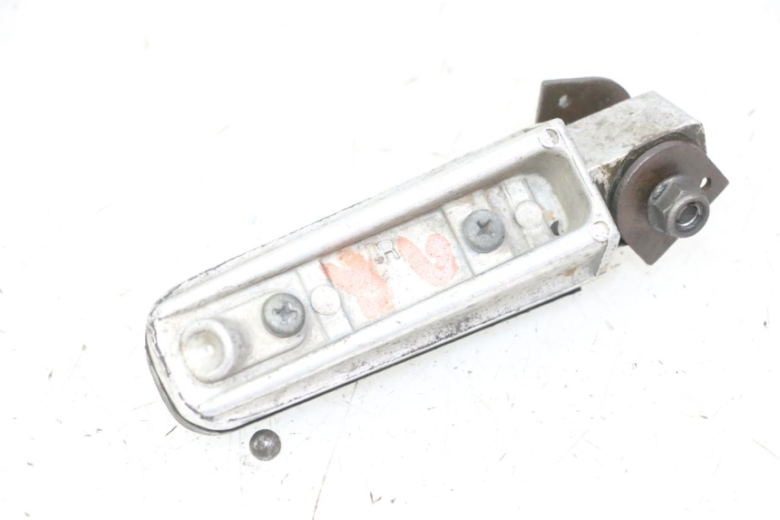 photo de CALE PIED ARRIERE DROIT YAMAHA FZS FAZER 600 (2001 - 2003)