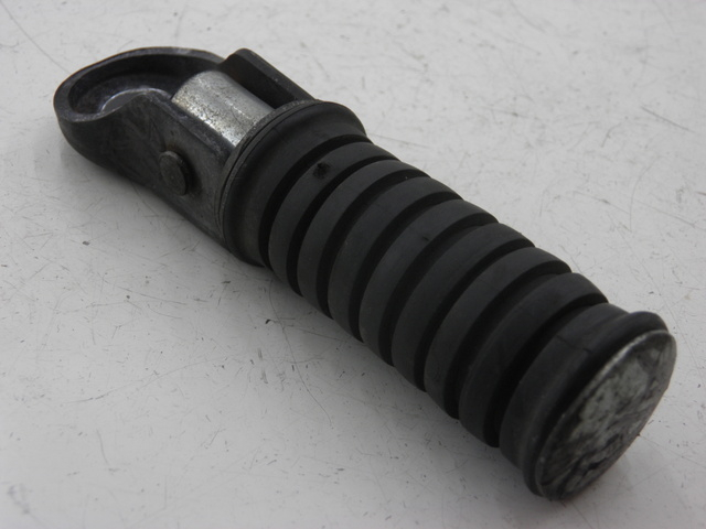 photo de CALE PIED ARRIERE DROIT YAMAHA SR 125 (1996 - 2003)