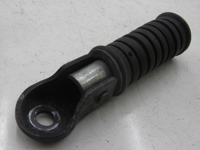 photo de CALE PIED ARRIERE DROIT YAMAHA SR 125 (1996 - 2003)