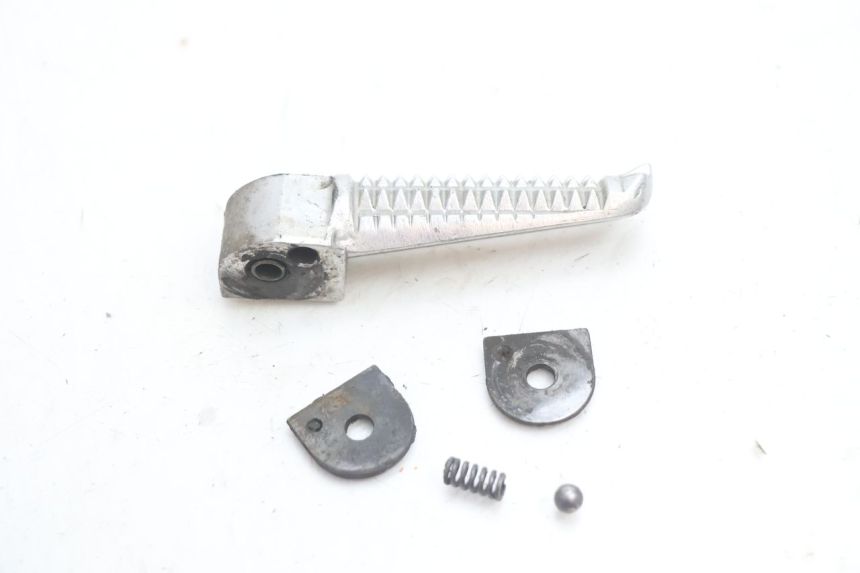 photo de CALE PIED ARRIERE DROIT YAMAHA YZF R GENESIS 750 (1993 - 1998) - Zoom état d’usage