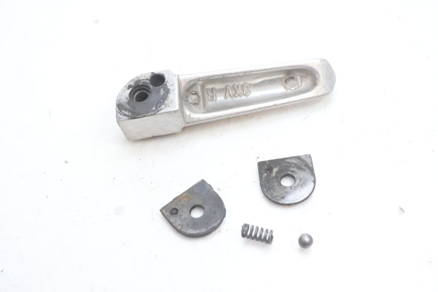 photo de CALE PIED ARRIERE DROIT YAMAHA YZF R GENESIS 750 (1993 - 1998) - Autre angle de vue